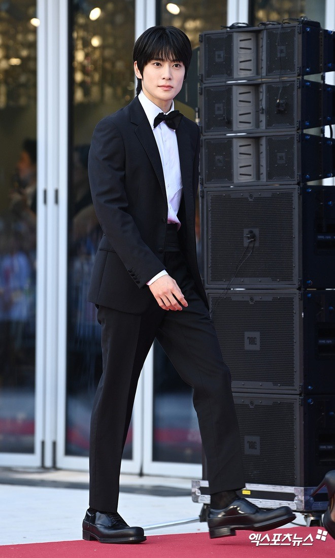 Thành viên Jaehyun nhóm nhạc NCT 127 đánh lẻ dự sự kiện. Nam ca sĩ sinh năm 1997 xuất hiện với tư cách diễn viên.