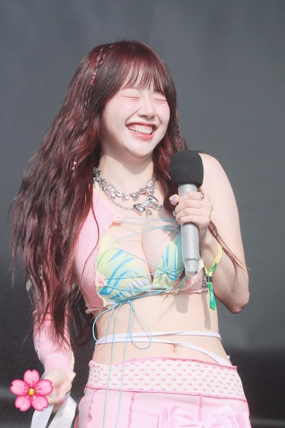 Trang phục nóng bỏng giúp Jeewon được gọi là “Nữ thần Waterbomb 2024”, nối tiếp danh hiệu của Kwon Eunbi hè năm 2023. Fancam của nữ thần tượng đã đạt hơn 200.000 lượt xem chỉ sau 18 giờ đăng tải.