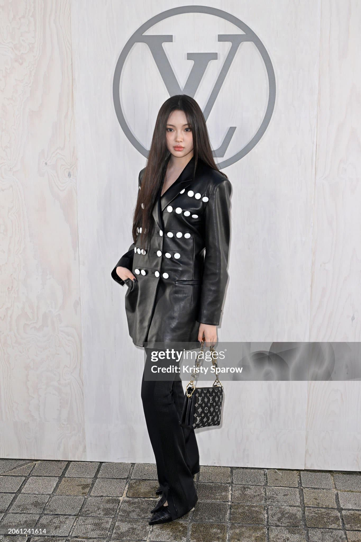 Ở show diễn của Louis Vuitton 2024 có sự xuất hiện của hai đại sứ Hàn Quốc Felix (Stray Kids), Hyein (NewJeans). Cả hai là đại sứ của Louis Vuitton được công bố trong năm 2023. Ở show diễn của Louis Vuitton 2024 có sự xuất hiện của hai đại sứ Hàn Quốc Felix (Stray Kids), Hyein (NewJeans). Cả hai là đại sứ của Louis Vuitton được công bố trong năm 2023.