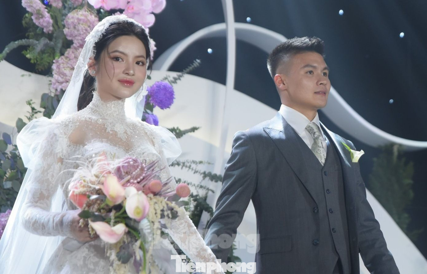 Quang Hải tặng vợ bàn thắng khiến Chu Thanh Huyền xúc động. Ảnh: Đức Nguyễn. Quang Hải tặng vợ bàn thắng khiến Chu Thanh Huyền xúc động. Ảnh: Đức Nguyễn.