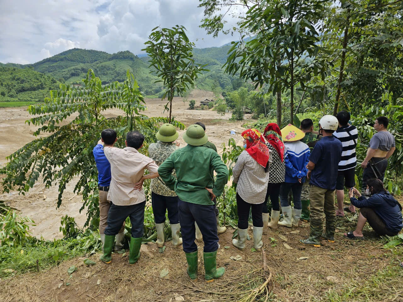 Chia sẻ với phóng viên Tiền Phong, người dân thôn Làng Nủ kể, chỉ trong vòng 10 phút mọi thứ đã tan hoang, chẳng kịp hô hoán mọi người. Bà Hoàng Thị Dâu (SN 1964) cứ thế là chạy nhưng vẫn bị đất, cát vùi xuống tất cả. 60 năm sống trên đời, bà Dâu chưa từng gặp thảm họa kinh hoàng đến vậy. Bà mất cháu và con dâu sau vụ lũ quét, đến nay vẫn chưa thấy thi thể người cháu. Ảnh: Hân Nguyễn.
