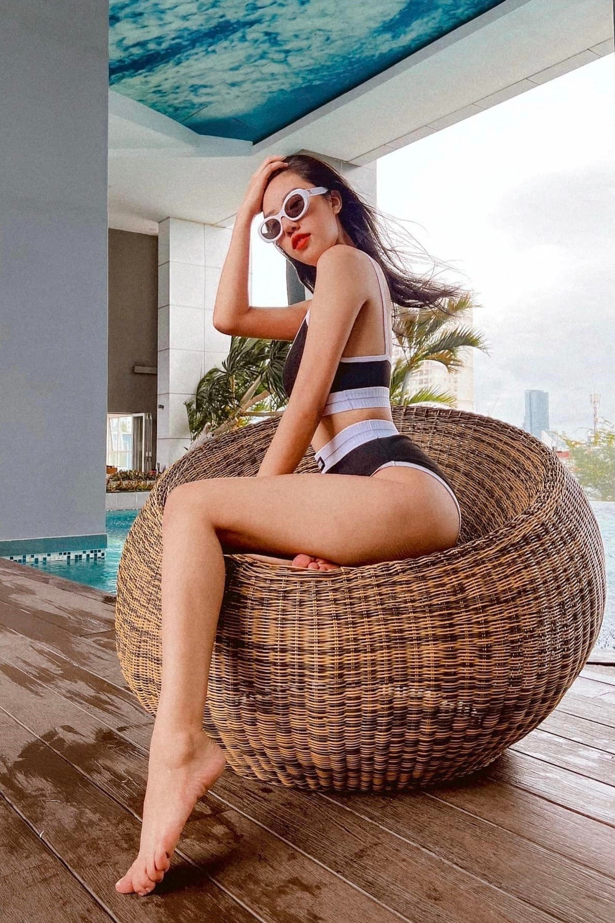 Ở tuổi 28, cô được khen sắc vóc thanh mảnh và không ngần ngại đăng nhiều bộ ảnh khoe hình thể.