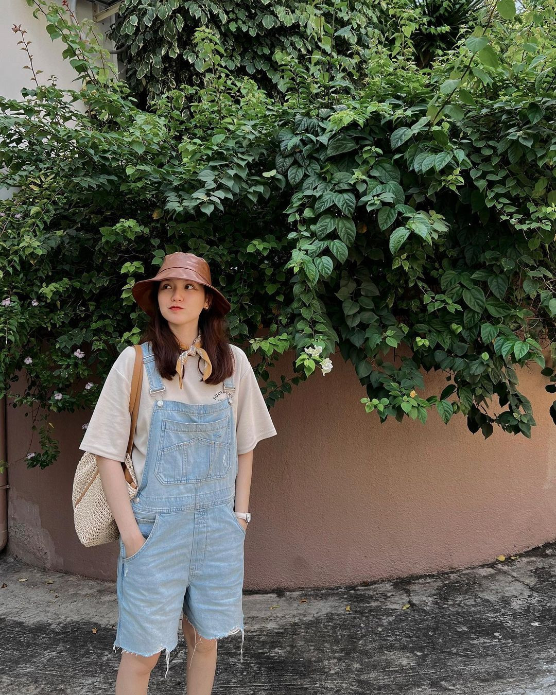 Trên trang cá nhân hiện tại, Hải Tú chia sẻ hình ảnh về cuộc sống thường ngày. Nhiều lần cô bị cư dân mạng "soi" diện đồ đôi, cùng địa điểm check-in giống Sơn Tùng. Trên trang cá nhân hiện tại, Hải Tú chia sẻ hình ảnh về cuộc sống thường ngày. Nhiều lần cô bị cư dân mạng "soi" diện đồ đôi, cùng địa điểm check-in giống Sơn Tùng.