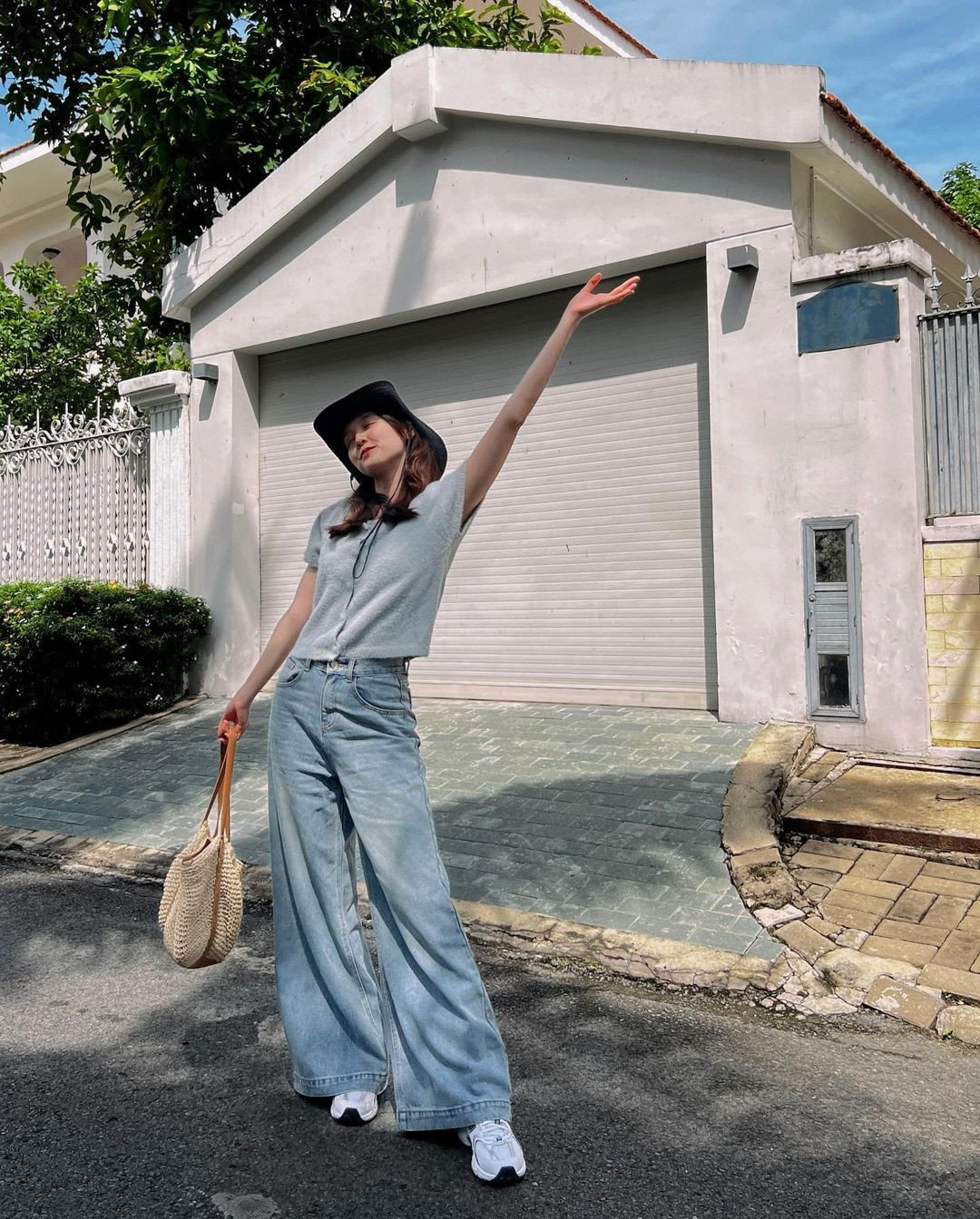 Trên trang cá nhân hiện tại, Hải Tú chia sẻ hình ảnh về cuộc sống thường ngày. Nhiều lần cô bị cư dân mạng "soi" diện đồ đôi, cùng địa điểm check-in giống Sơn Tùng. Trên trang cá nhân hiện tại, Hải Tú chia sẻ hình ảnh về cuộc sống thường ngày. Nhiều lần cô bị cư dân mạng "soi" diện đồ đôi, cùng địa điểm check-in giống Sơn Tùng.