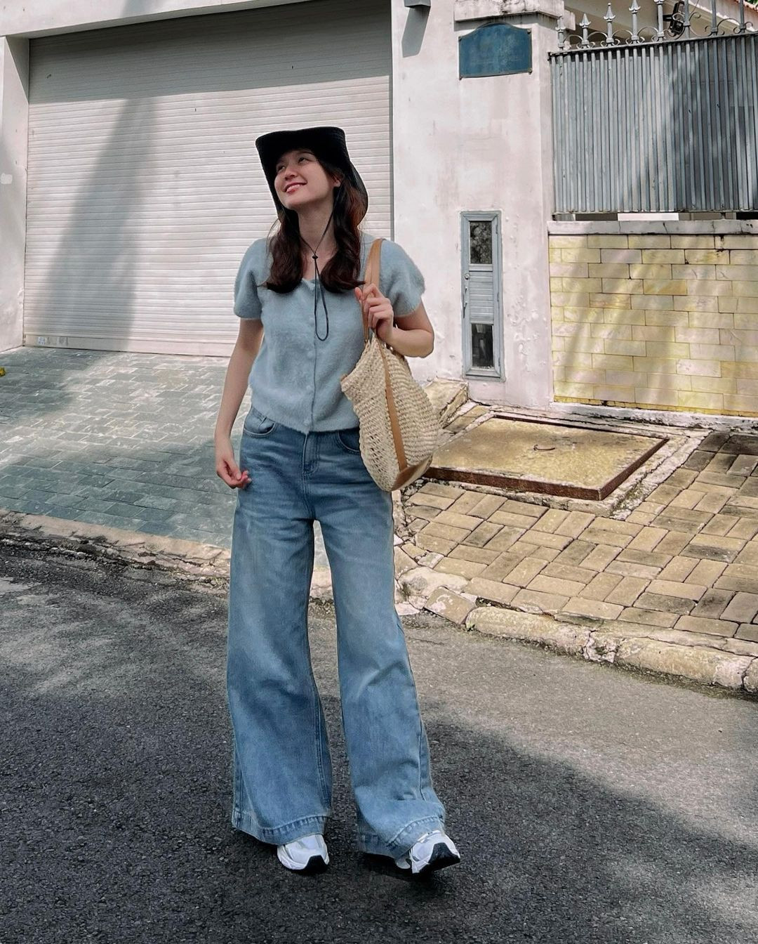 Trên trang cá nhân hiện tại, Hải Tú chia sẻ hình ảnh về cuộc sống thường ngày. Nhiều lần cô bị cư dân mạng "soi" diện đồ đôi, cùng địa điểm check-in giống Sơn Tùng. Trên trang cá nhân hiện tại, Hải Tú chia sẻ hình ảnh về cuộc sống thường ngày. Nhiều lần cô bị cư dân mạng "soi" diện đồ đôi, cùng địa điểm check-in giống Sơn Tùng.