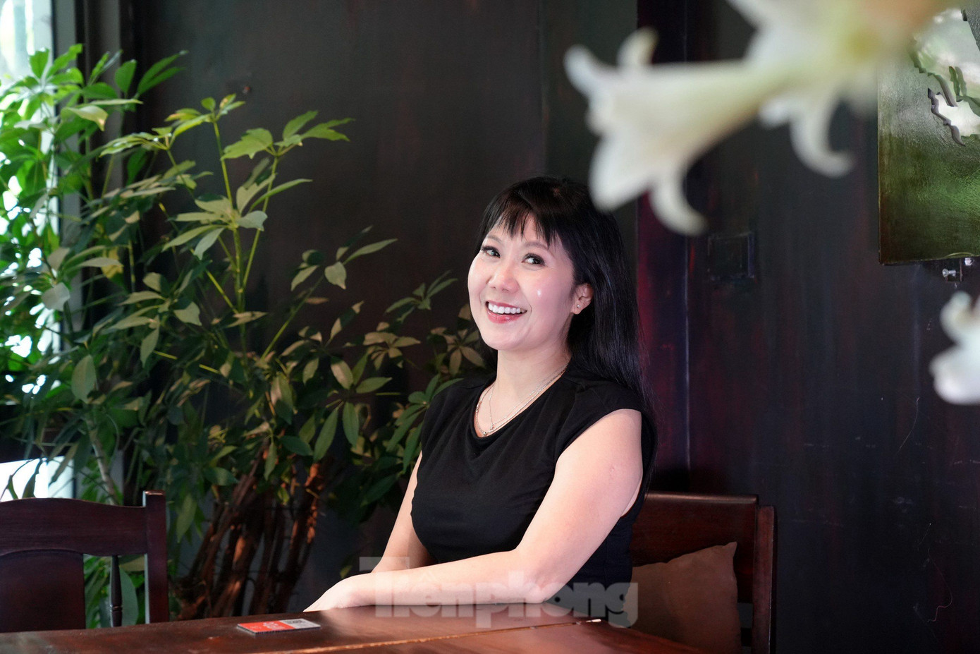 Những năm qua, Hương Tươi dành thời gian cho sân khấu kịch. Là diễn viên Nhà hát Tuổi trẻ, chị vẫn thường xuyên diễn đều đặn. Nghệ sĩ đóng vai chính kịch nhiều nhưng hầu như khán giả đều ghi nhớ những vai hài kịch trong đầu. Ảnh: Trọng Quân.