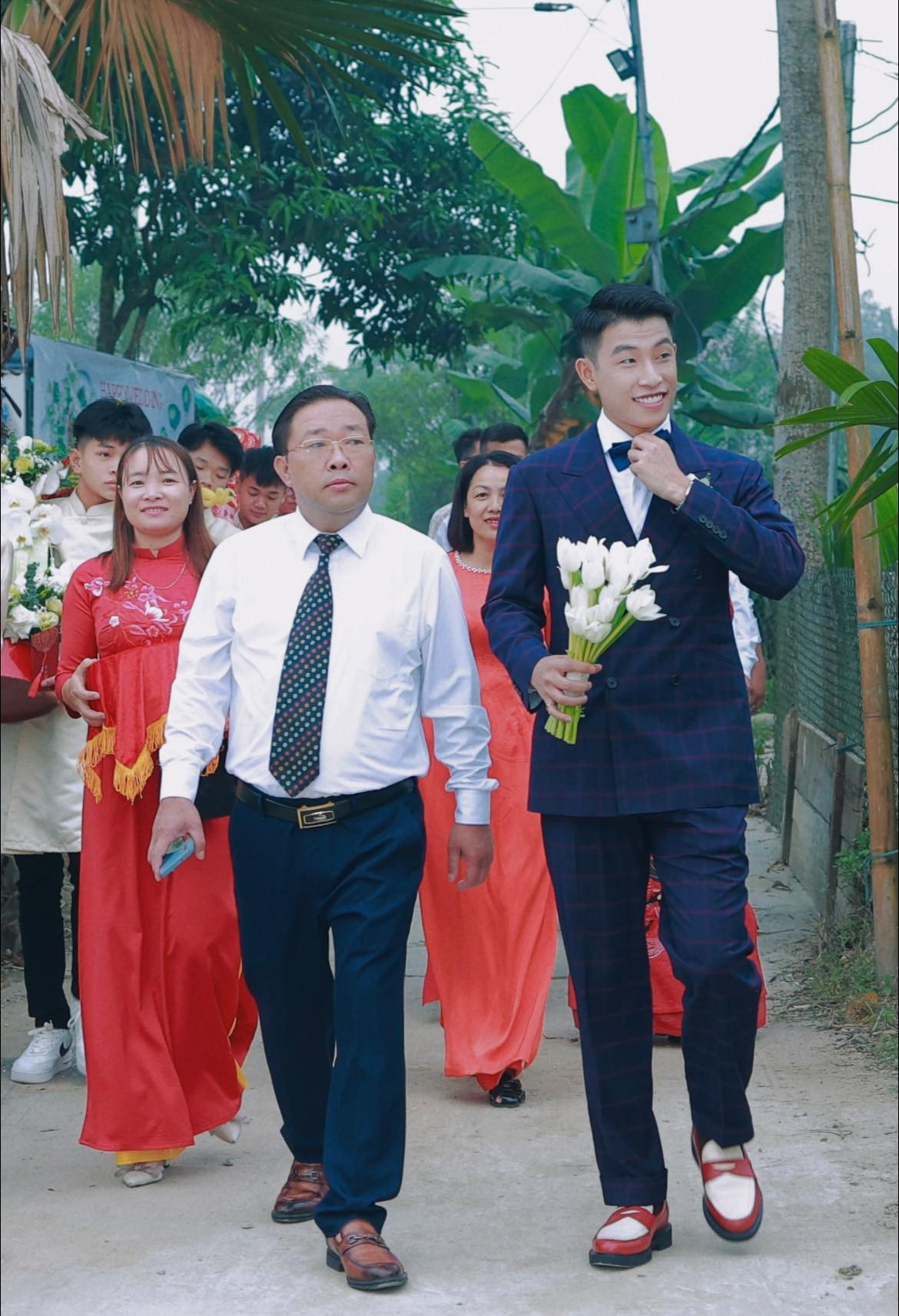 Sau một tháng tổ chức lễ ăn hỏi, diễn Tuấn Anh (hay còn gọi Tuấn Mõ) mới công khai hình ảnh lên trang cá nhân kèm dòng trạng thái: "Đưa em về nhà". Sau một tháng tổ chức lễ ăn hỏi, diễn Tuấn Anh (hay còn gọi Tuấn Mõ) mới công khai hình ảnh lên trang cá nhân kèm dòng trạng thái: "Đưa em về nhà".