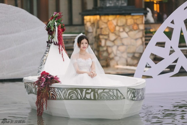 Nam diễn viên Mộng hoa lục cầu hôn Trần Nghiên Hy trên con thuyền lãng mạn bên sông Seine, Paris vào tháng 10/2015. Anh dùng hoa hồng phủ kín con thuyền và tặng cô bức tượng 3D hình Tiểu Long Nữ. Một năm sau, cặp sao đăng ký kết hôn và thông báo tin vui chuẩn bị đón con đầu lòng.