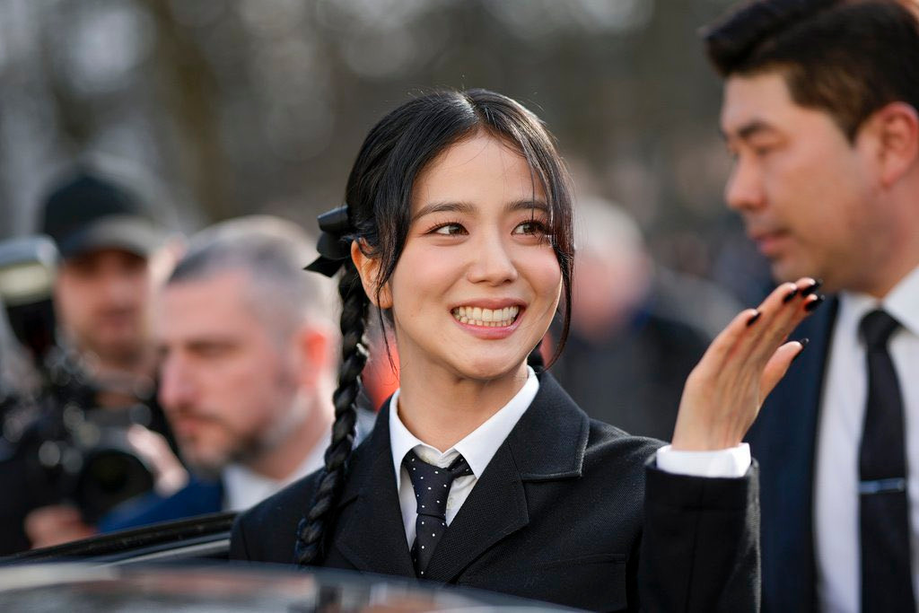Jisoo (BlackPink) cho thấy nền da đáng mơ ước qua ống kính của “hung thần” Getty Image. Nữ thần tượng sinh năm 1995 trở thành tâm điểm tại show diễn Thu/Đông 2024-2025 của Dior thuộc khuôn khổ Paris Fashion Week. Đại sứ toàn cầu của Dior thắt bím tóc, chọn phong cách preppy, kết hợp quần short mini, áo sơ mi trắng cổ điển cùng áo khoác được trang trí bằng 4 túi xếp nếp. Người đẹp nhóm BlackPink ngồi hàng ghế đầu cạnh vợ chồng Bernard Arnault - chủ tịch và giám đốc điều hành (CEO) của LVMH, công ty hàng xa xỉ lớn nhất thế giới, Rosalia, Delphine Arnault (Chủ tịch, CEO Dior). Jisoo (BlackPink) cho thấy nền da đáng mơ ước qua ống kính của “hung thần” Getty Image. Nữ thần tượng sinh năm 1995 trở thành tâm điểm tại show diễn Thu/Đông 2024-2025 của Dior thuộc khuôn khổ Paris Fashion Week. Đại sứ toàn cầu của Dior thắt bím tóc, chọn phong cách preppy, kết hợp quần short mini, áo sơ mi trắng cổ điển cùng áo khoác được trang trí bằng 4 túi xếp nếp. Người đẹp nhóm BlackPink ngồi hàng ghế đầu cạnh vợ chồng Bernard Arnault - chủ tịch và giám đốc điều hành (CEO) của LVMH, công ty hàng xa xỉ lớn nhất thế giới, Rosalia, Delphine Arnault (Chủ tịch, CEO Dior).