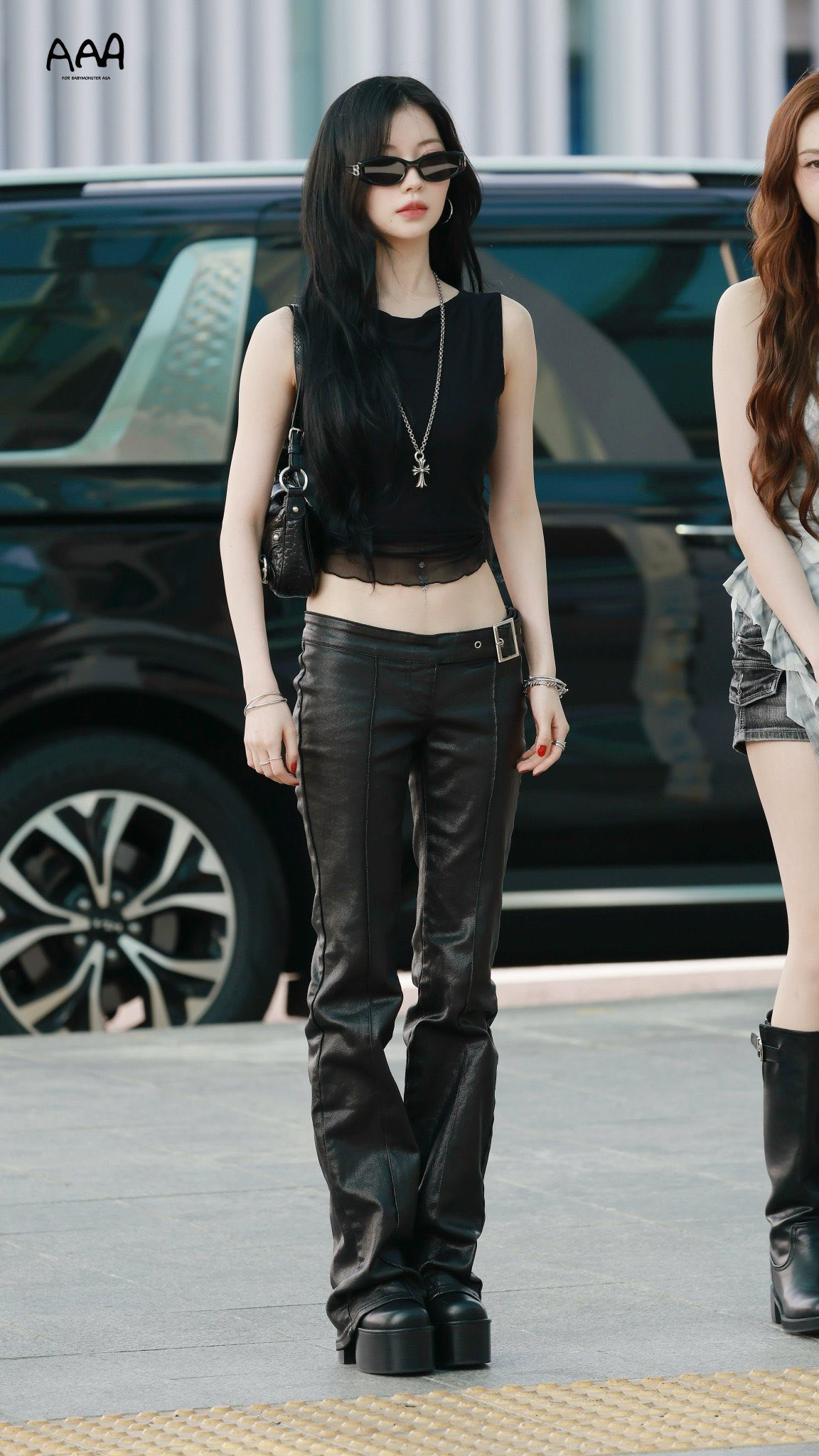 Gu thời trang cá tính của Asa. Cách phối đồ của cô gái đến từ Nhật Bản luôn là đề tài bàn tán của người hâm mộ mỗi khi diện đồ ra sân bay.