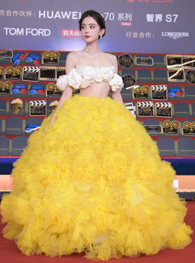 Trong bộ đầm bồng xòe, khoe xương quai xanh và eo thon, Cổ Lực Na Trát nổi bật trên thảm đỏ Đêm hội điện ảnh Weibo. Bên cạnh lời khen tạo hình, khán giả cho rằng cô quá gầy, không khác nào &quot;bộ xương di động&quot;. Thân hình mình hạc xương mai cũng khiến bị lộ nếp nhăn kém sắc.