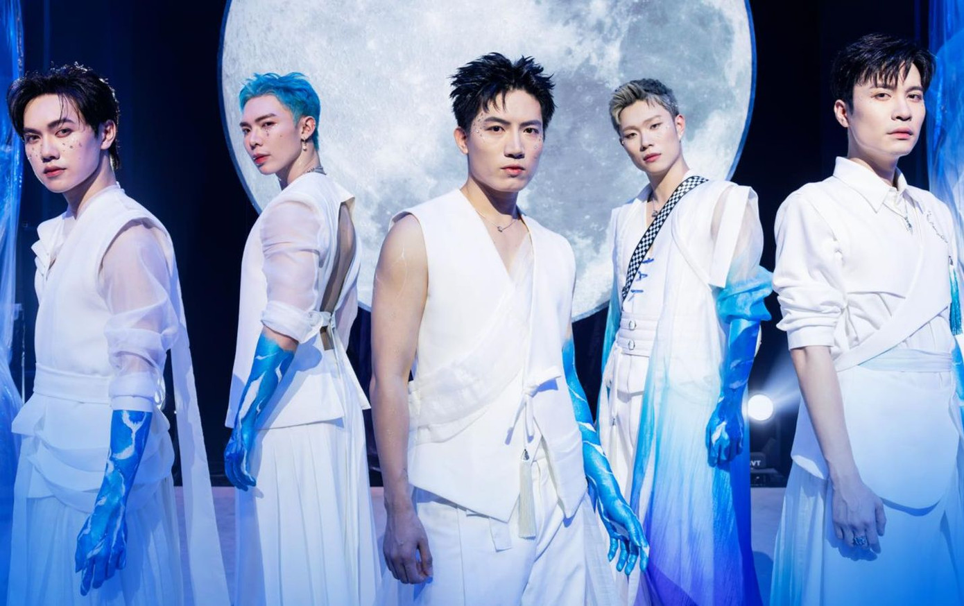 Sân khấu của dàn anh trai trong tập 2. Sân khấu của dàn anh trai trong tập 2.