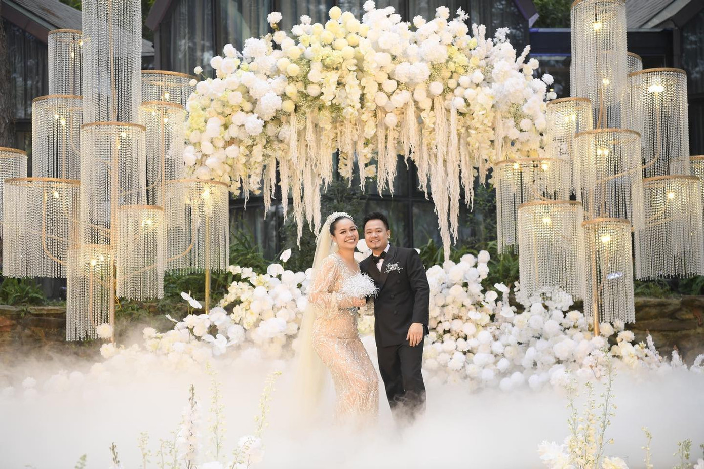 Hôn lễ của nhạc sĩ Nguyễn Đức Cường và Vũ Hạnh Nguyên diễn ra tại Sóc Sơn, Hà Nội chiều 14/1 dưới sự chứng kiến của người thân, bạn bè, đồng nghiệp thân thiết. Hôn lễ của nhạc sĩ Nguyễn Đức Cường và Vũ Hạnh Nguyên diễn ra tại Sóc Sơn, Hà Nội chiều 14/1 dưới sự chứng kiến của người thân, bạn bè, đồng nghiệp thân thiết.