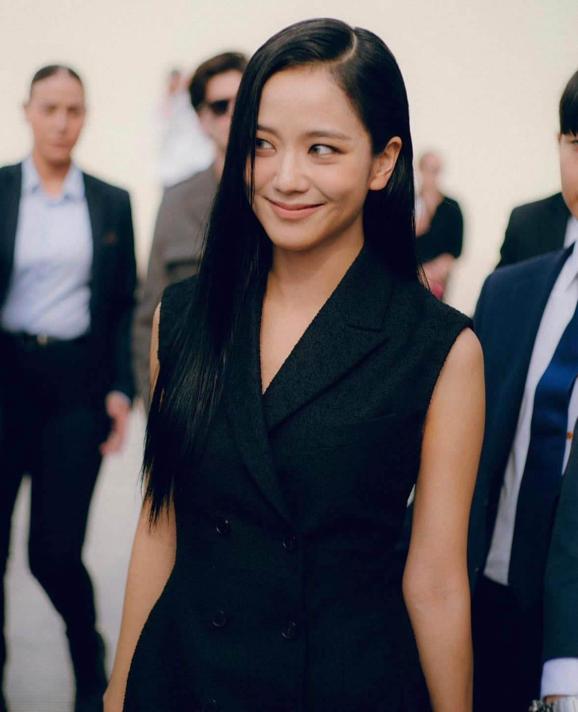 Nhiều người cho rằng cách trang điểm không phù hợp với phong cách của Jisoo, khiến cô bị “dìm hàng” so với thông thường.