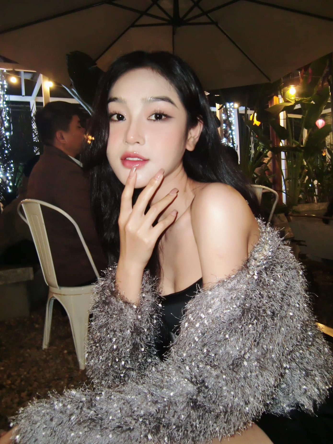 Nữ diễn viên 24 tuổi hướng đến là hình ảnh trưởng thành, quyến rũ. Cù Thị Trà thường diện những bộ váy ngắn khoe chân dài, vai thon. Nữ diễn viên 24 tuổi hướng đến là hình ảnh trưởng thành, quyến rũ. Cù Thị Trà thường diện những bộ váy ngắn khoe chân dài, vai thon.