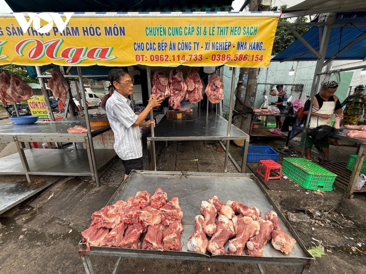 Cảnh tượng mất vệ sinh, nhếch nhác tại khu chợ bán đồ tươi sống