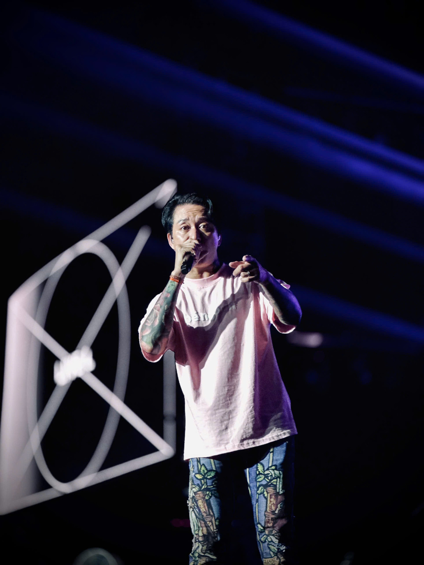 Tuấn Hưng chạy nước rút luyện tập. Tuấn Hưng chạy nước rút luyện tập.