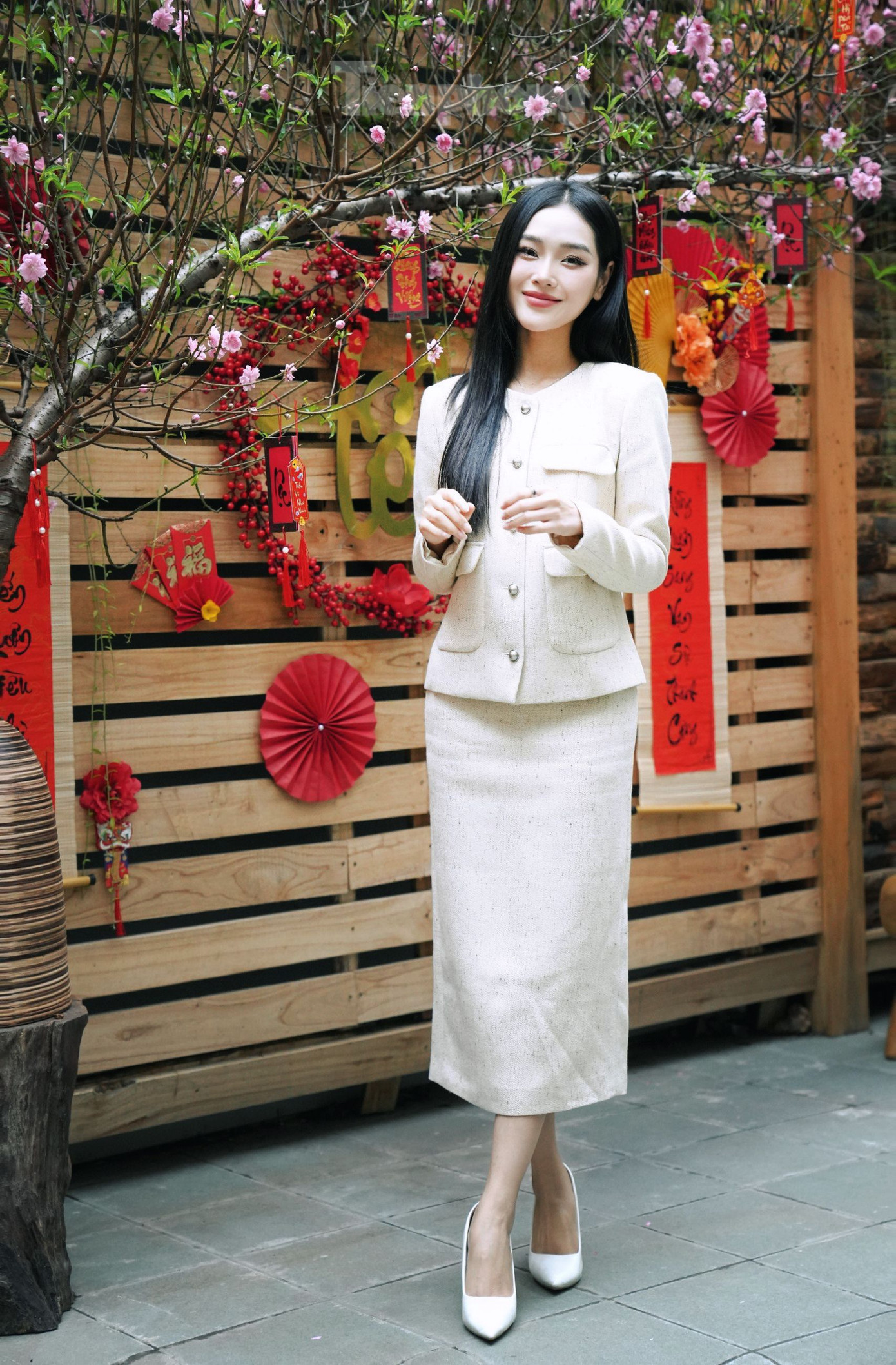 Cô mang đến hai hình tượng khác nhau. Trong Chúng ta của 8 năm sau, Cù Thị Trà hóa thân thành "tiểu tam" Anh Thu, chen chân phá hoại hạnh phúc gia đình Tùng (B Trần) - Nguyệt (Quỳnh Kool). Ở phim mới Gặp em ngày nắng, nữ diễn viên đóng vai Diệp, người yêu cũ Huy (Đình Tú). Cù Thị Trà nói cô bất ngờ khi được khán giả đón nhận, ngay thời điểm hai bộ phim chiếu song song. Ảnh: Trọng Quân. Cô mang đến hai hình tượng khác nhau. Trong Chúng ta của 8 năm sau, Cù Thị Trà hóa thân thành "tiểu tam" Anh Thu, chen chân phá hoại hạnh phúc gia đình Tùng (B Trần) - Nguyệt (Quỳnh Kool). Ở phim mới Gặp em ngày nắng, nữ diễn viên đóng vai Diệp, người yêu cũ Huy (Đình Tú). Cù Thị Trà nói cô bất ngờ khi được khán giả đón nhận, ngay thời điểm hai bộ phim chiếu song song. Ảnh: Trọng Quân.