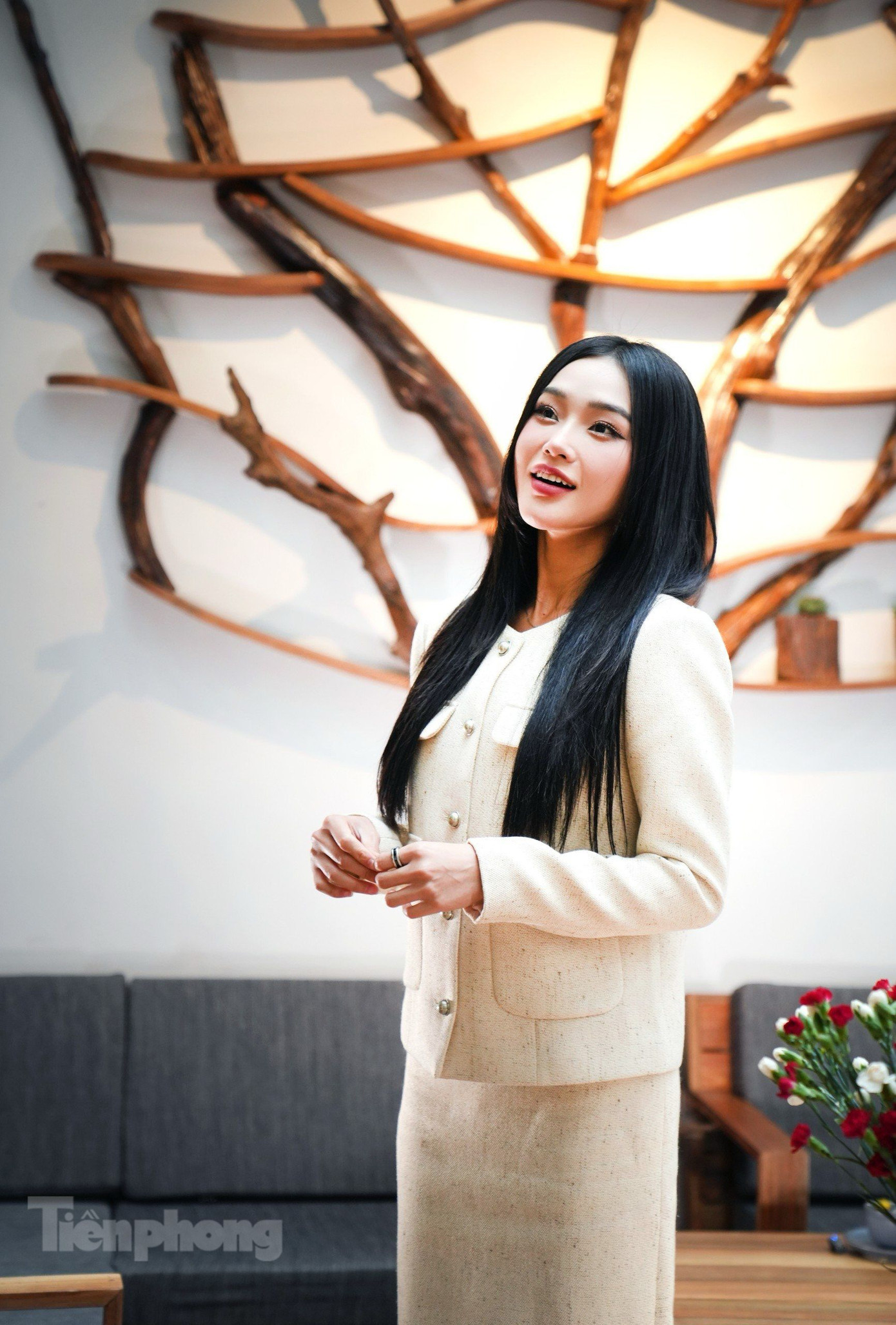 Tình hình kinh tế khó khăn khiến thu nhập của Cù Thị Trà năm nay không khởi sắc như mọi năm. Đổi lại, cô được khán giả đón nhận nhiều hơn nhờ những vai diễn trên sóng VTV. Ảnh: Trọng Quân. Tình hình kinh tế khó khăn khiến thu nhập của Cù Thị Trà năm nay không khởi sắc như mọi năm. Đổi lại, cô được khán giả đón nhận nhiều hơn nhờ những vai diễn trên sóng VTV. Ảnh: Trọng Quân.