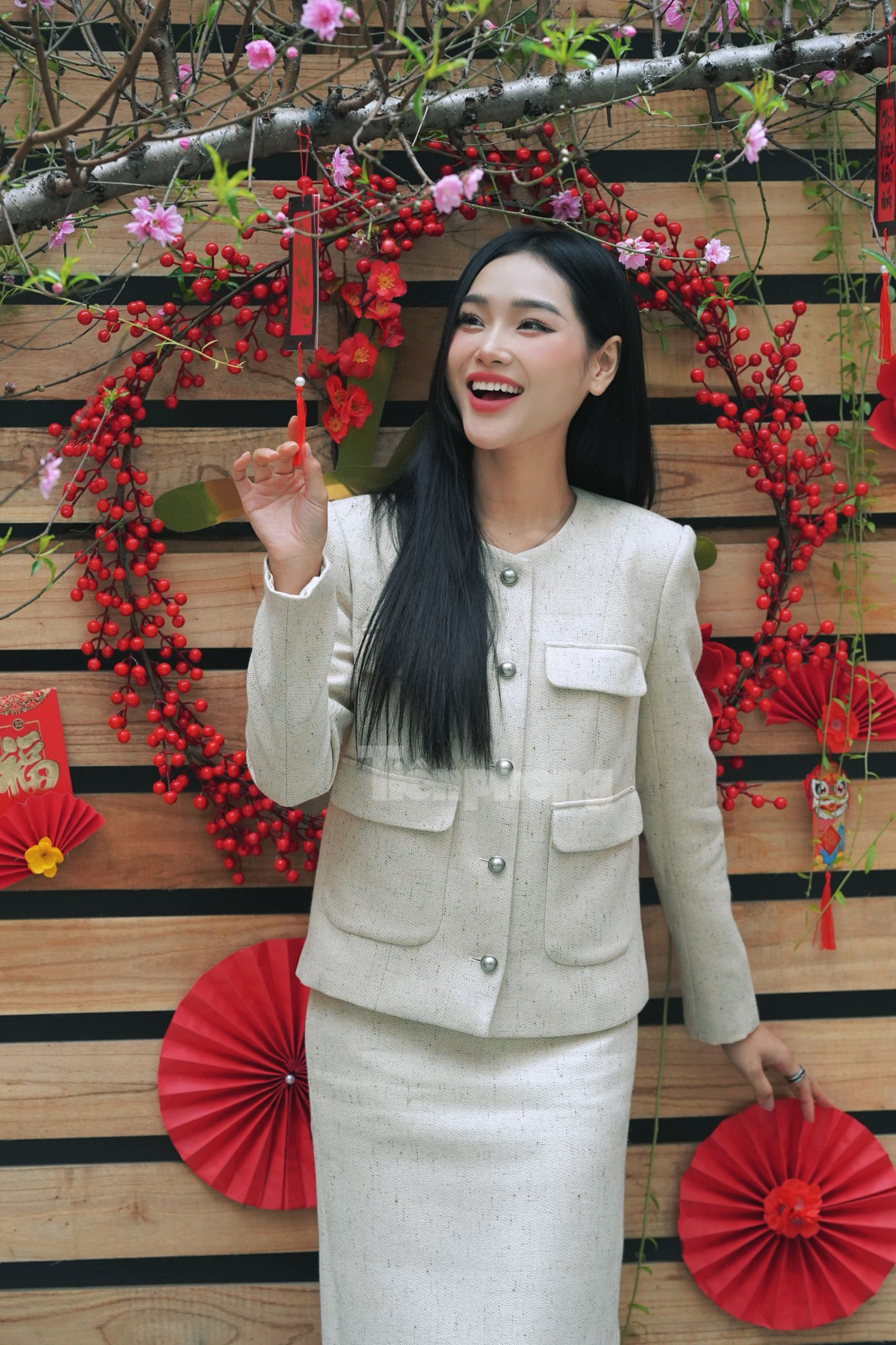 Cô mang đến hai hình tượng khác nhau. Trong Chúng ta của 8 năm sau, Cù Thị Trà hóa thân thành "tiểu tam" Anh Thu, chen chân phá hoại hạnh phúc gia đình Tùng (B Trần) - Nguyệt (Quỳnh Kool). Ở phim mới Gặp em ngày nắng, nữ diễn viên đóng vai Diệp, người yêu cũ Huy (Đình Tú). Cù Thị Trà nói cô bất ngờ khi được khán giả đón nhận, ngay thời điểm hai bộ phim chiếu song song. Ảnh: Trọng Quân. Cô mang đến hai hình tượng khác nhau. Trong Chúng ta của 8 năm sau, Cù Thị Trà hóa thân thành "tiểu tam" Anh Thu, chen chân phá hoại hạnh phúc gia đình Tùng (B Trần) - Nguyệt (Quỳnh Kool). Ở phim mới Gặp em ngày nắng, nữ diễn viên đóng vai Diệp, người yêu cũ Huy (Đình Tú). Cù Thị Trà nói cô bất ngờ khi được khán giả đón nhận, ngay thời điểm hai bộ phim chiếu song song. Ảnh: Trọng Quân.