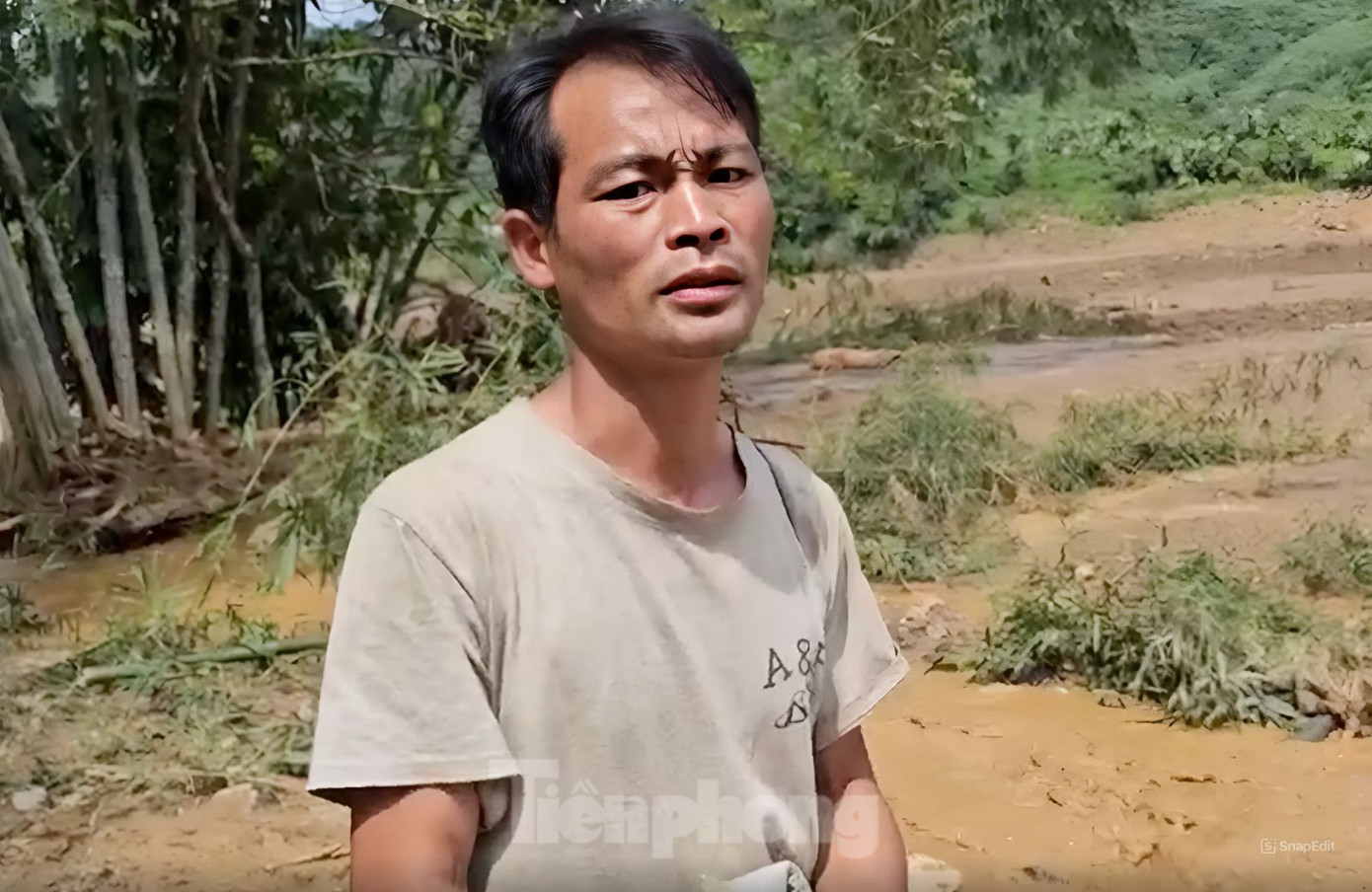 May mắn thoát nạn nhưng anh Hoàng Văn Thới phải trải qua nỗi đau tận cùng khi mất đi 5 người thân. Thi thể con trai anh đến nay vẫn chưa tìm thấy. Ảnh: Hân Nguyễn.