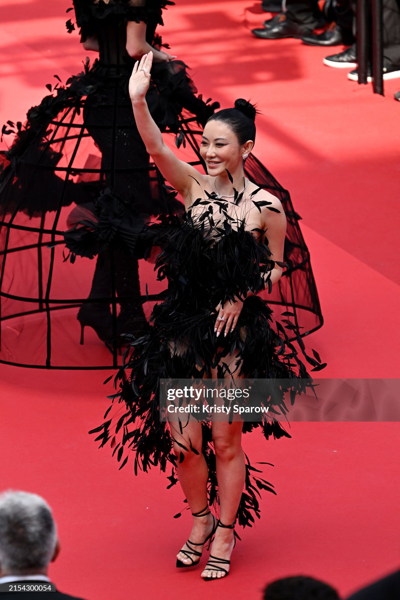 Hot blogger thời trang Jessica Wang sải bước trên thảm đỏ với thiết kế váy lông vũ độc đáo. Hot blogger thời trang Jessica Wang sải bước trên thảm đỏ với thiết kế váy lông vũ độc đáo.