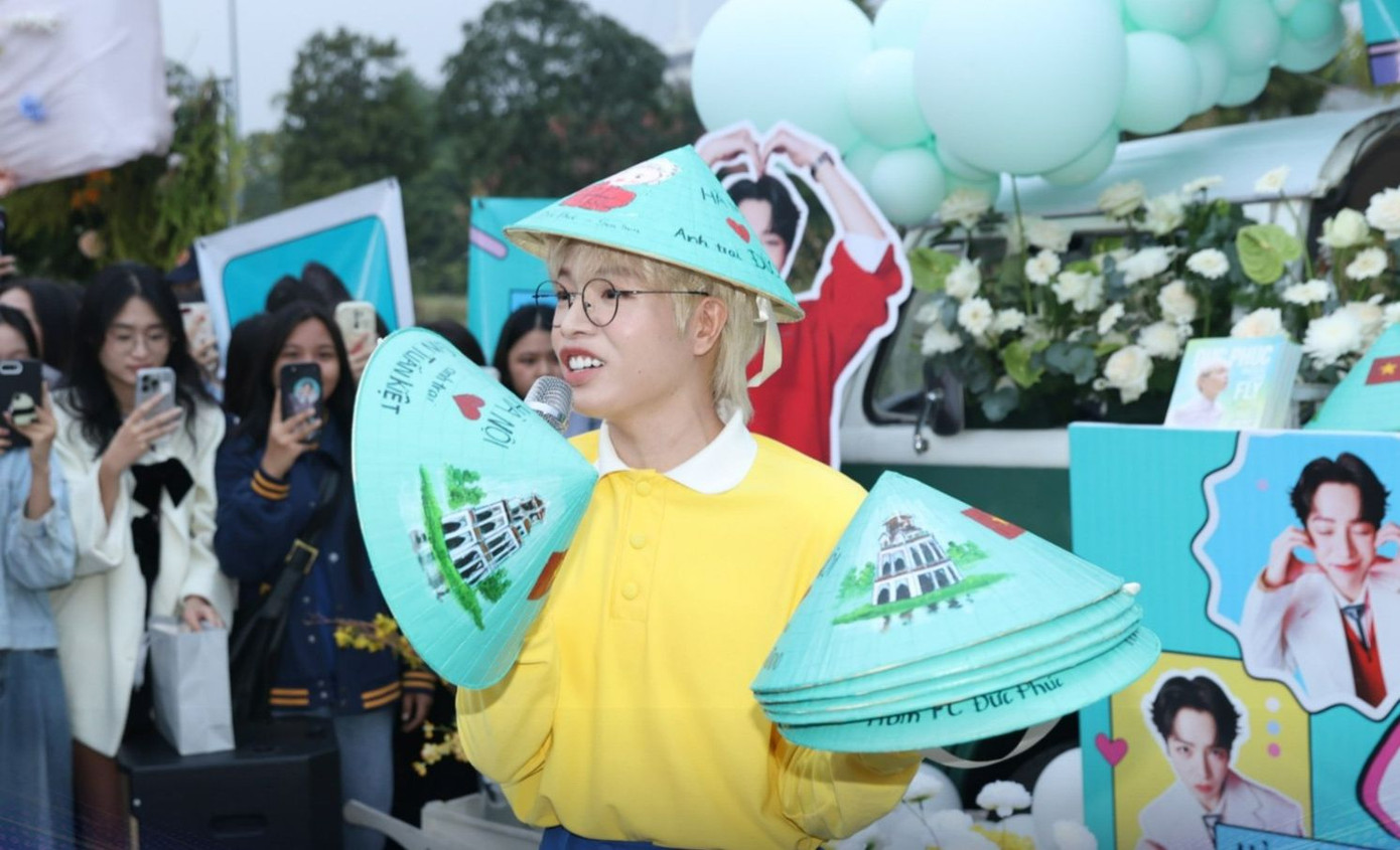 Dàn Anh trai được người hâm mộ chuẩn bị các dự án chào đón phía ngoài sân vận động Mỹ Đình. Ảnh: BTC.