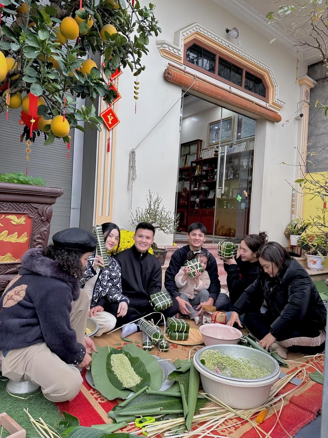 Tết sum vầy của Quang Hải - Chu Thanh Huyền. Vợ chồng cầu thủ cùng bố mẹ và anh chị gói bánh chưng ăn Tết.