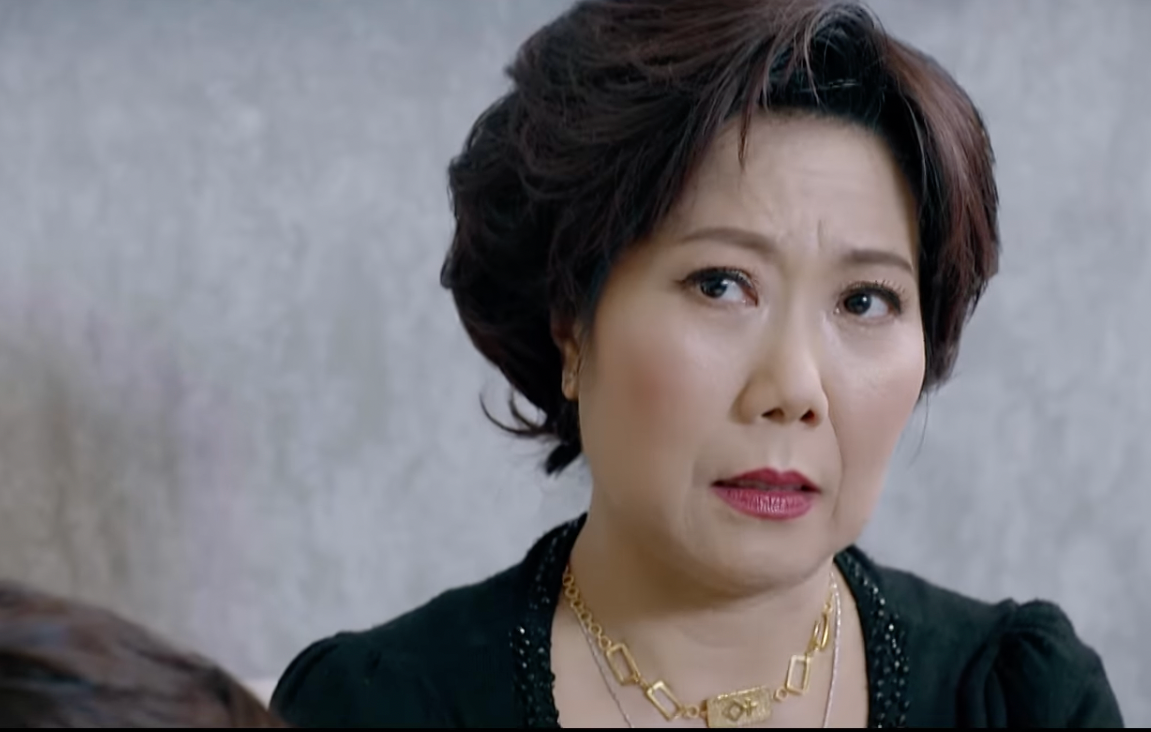 Không có nhiều đất diễn trong Trạm cứu hộ trái tim, song diễn viên Hương Tươi (Trần Thu Hương) vẫn để lại ấn tượng mạnh với khán giả qua mỗi phân đoạn xuất hiện. Ở tuổi 54, nữ nghệ sĩ lâu lắm mới tái ngộ khán giả trên phim truyền hình. Chị vẫn thể hiện dạng vai quen thuộc, đanh đá, chua ngoa nhưng vẫn duyên dáng trên màn ảnh.