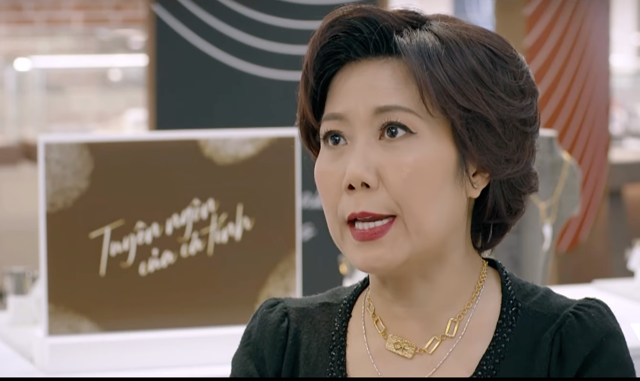 Không có nhiều đất diễn trong Trạm cứu hộ trái tim, song diễn viên Hương Tươi (Trần Thu Hương) vẫn để lại ấn tượng mạnh với khán giả qua mỗi phân đoạn xuất hiện. Ở tuổi 54, nữ nghệ sĩ lâu lắm mới tái ngộ khán giả trên phim truyền hình. Chị vẫn thể hiện dạng vai quen thuộc, đanh đá, chua ngoa nhưng vẫn duyên dáng trên màn ảnh.