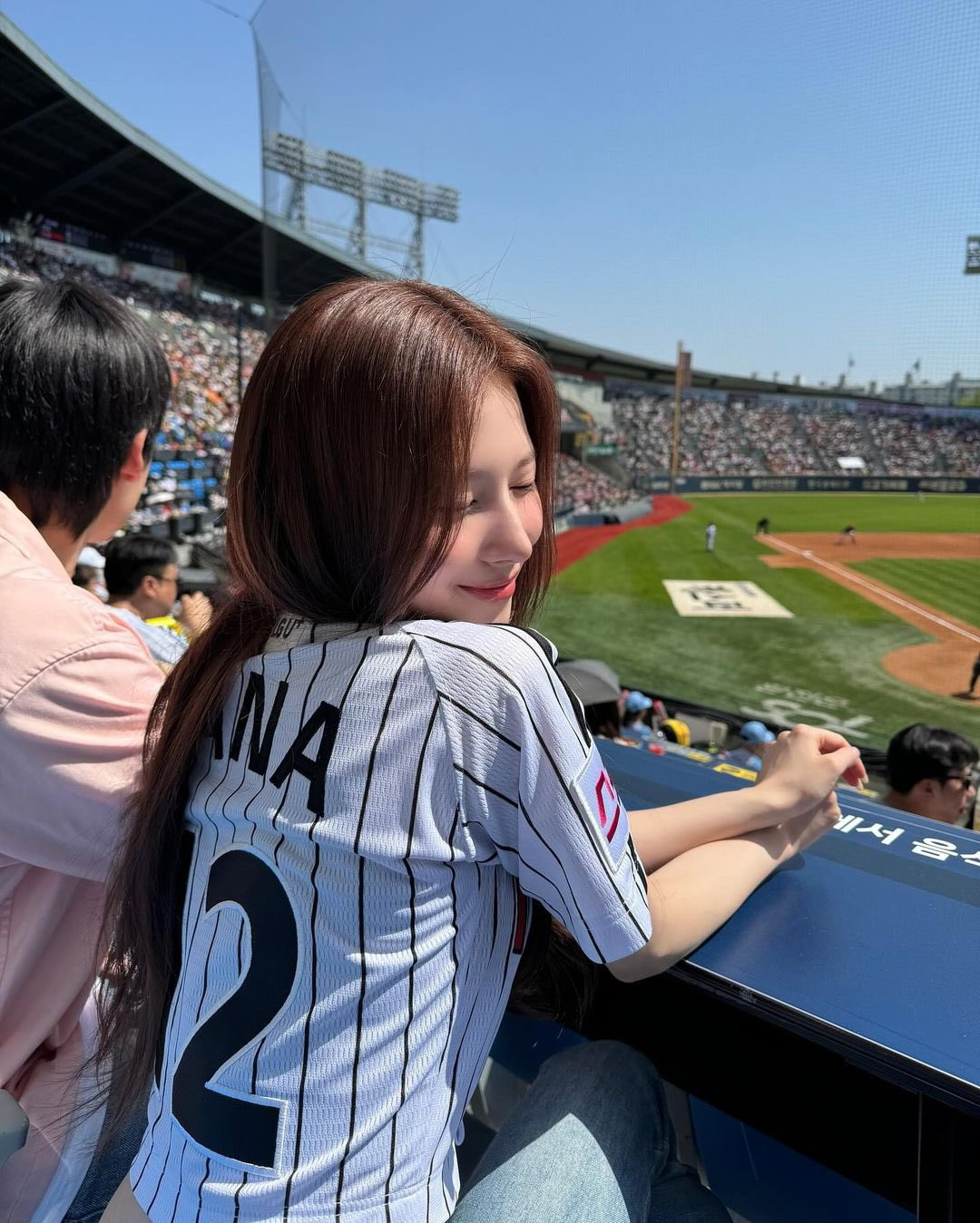 Con đường đến với giấc mơ làm thần tượng không đơn giản, cô bị bố mẹ phản đối. Để giải quyết vấn đề, Sana dẫn mẹ đến xem buổi hòa nhạc của 2PM và thành công thuyết phục. Sau khi tham gia show sống còn SIXTEEN, Sana ra mắt cùng Twice.