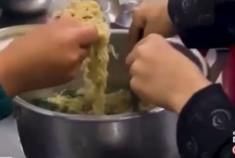 Hình ảnh các em học sinh ăn cơm chan mì tôm gây xôn xao dư luận.