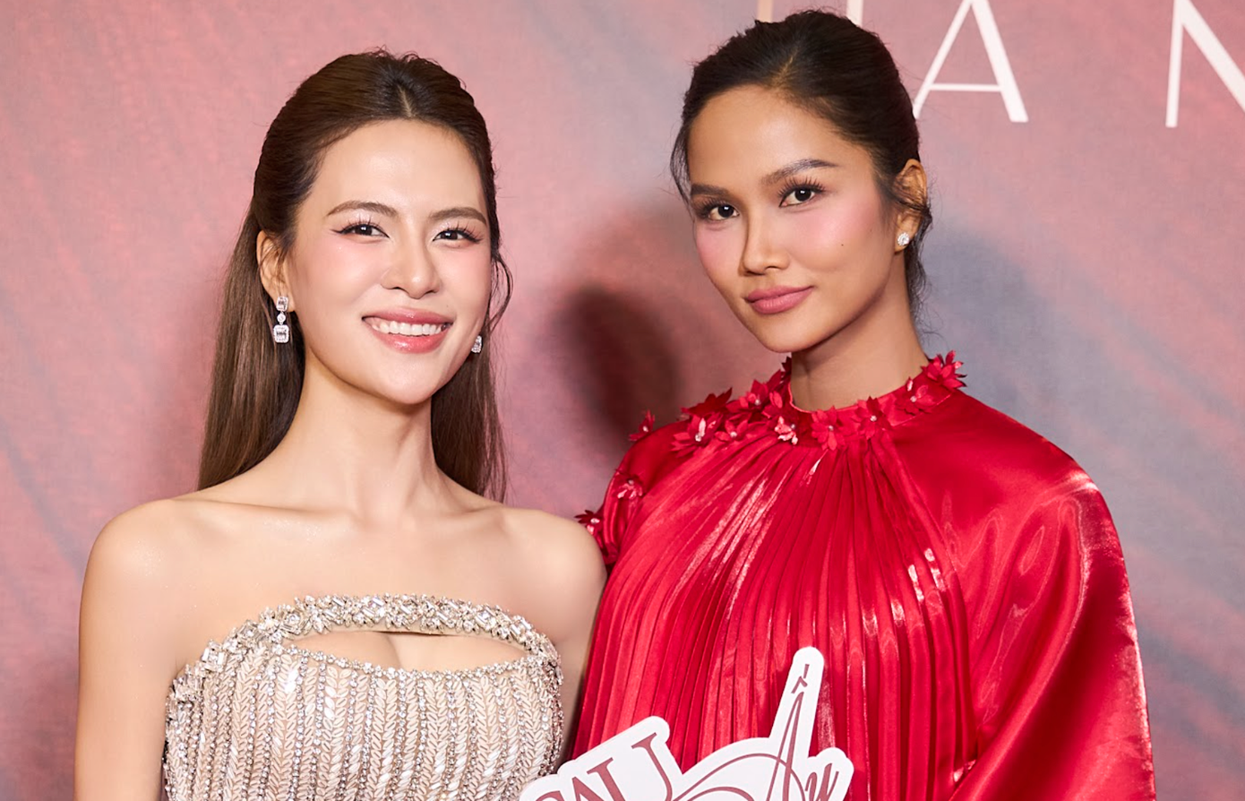 Đồng nghiệp đến ủng hộ Hà Nhi.