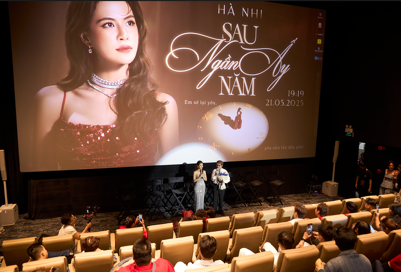 Hà Nhi tại họp báo MV Sau ngần ấy năm.