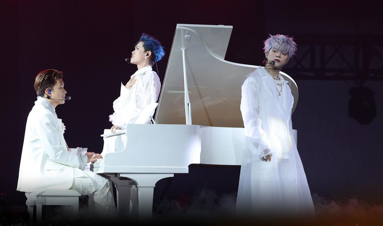 Những tiết mục top trending trong Anh trai say hi được các nghệ sĩ mang lên sân khấu như Catch me if you can, Hào quang, Ngáo ngơ, Tình đầu quá chén… Ở ca khúc Kim phút kim giờ, dàn anh trai và nhóm nghệ sĩ từ Our Song Vietnam mang hai màu sắc riêng biệt với phiên bản liveband, khoe trọn vocal nội lực.