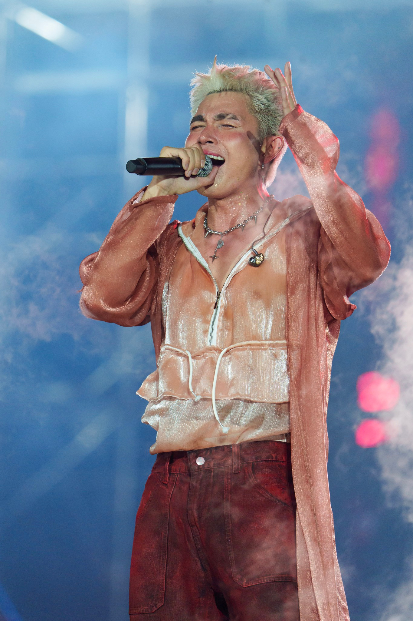 Lần thứ 2 diễn tại Hưng Yên, trục trặc âm thanh vẫn là điều khán giả phàn nàn.