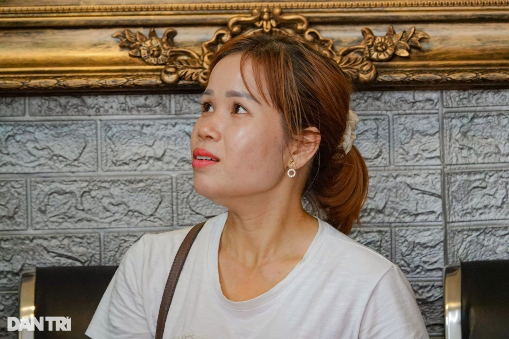 Bà chủ tiệm chua chát khi nói về tình hình kinh doanh tiệm tranh (Ảnh: Nguyễn Vy).