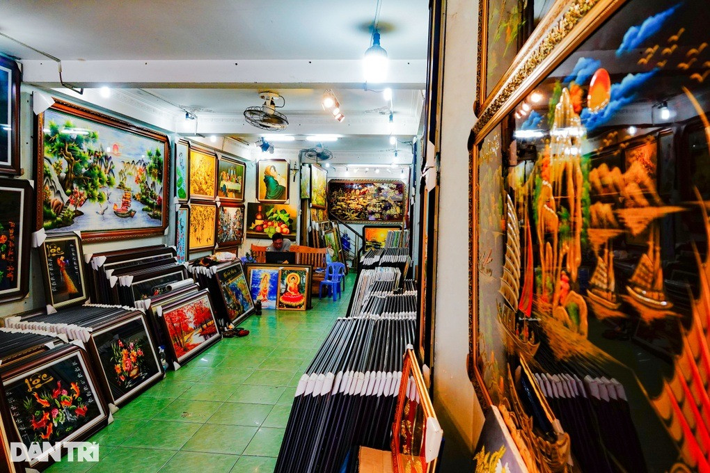 Khách giảm, tranh tồn ở cửa hàng còn khá nhiều (Ảnh: Nguyễn Vy).