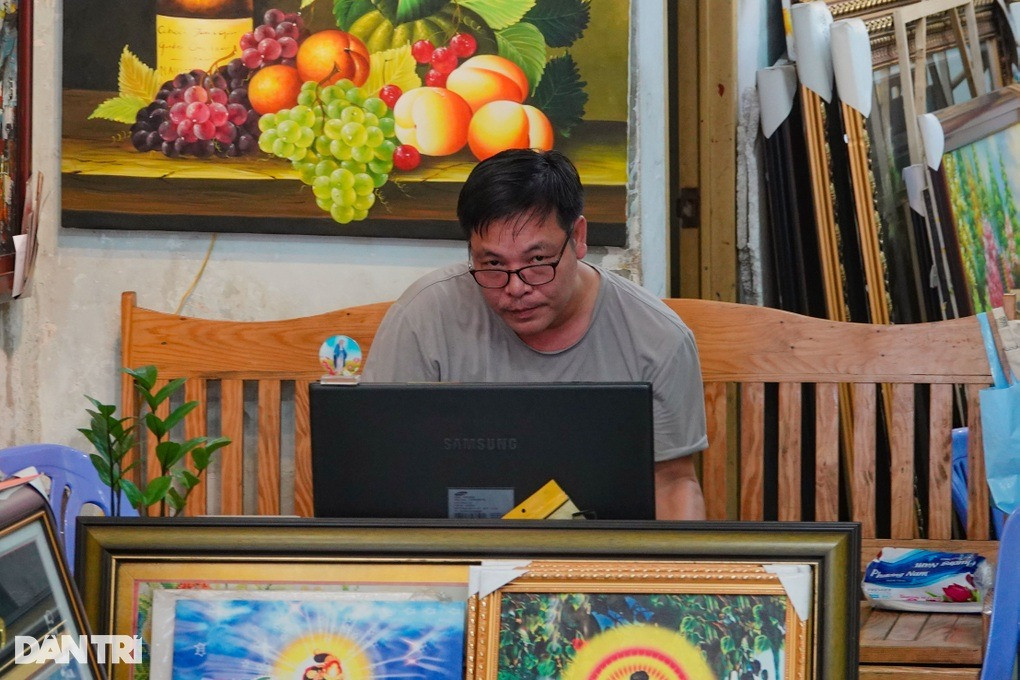 Ông Tâm rầu rĩ khi tình hình kinh doanh ở tiệm gặp nhiều khó khăn (Ảnh: Nguyễn Vy).