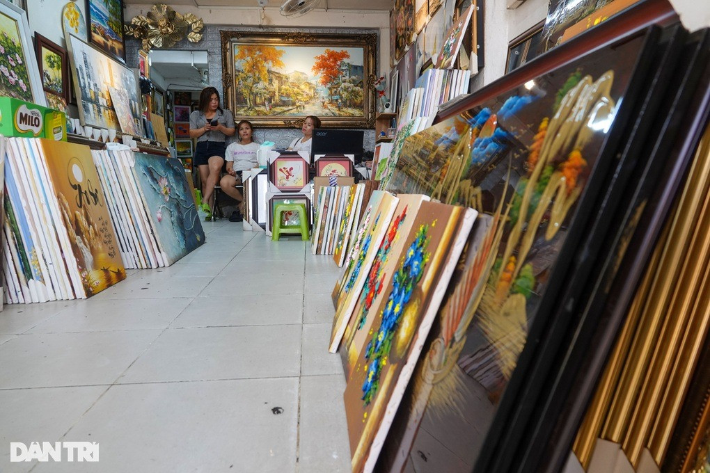 Chị Thảo phải cắt giảm nhân viên và nhiều chi phí không cần thiết khác để "cứu" cửa hàng (Ảnh: Nguyễn Vy).