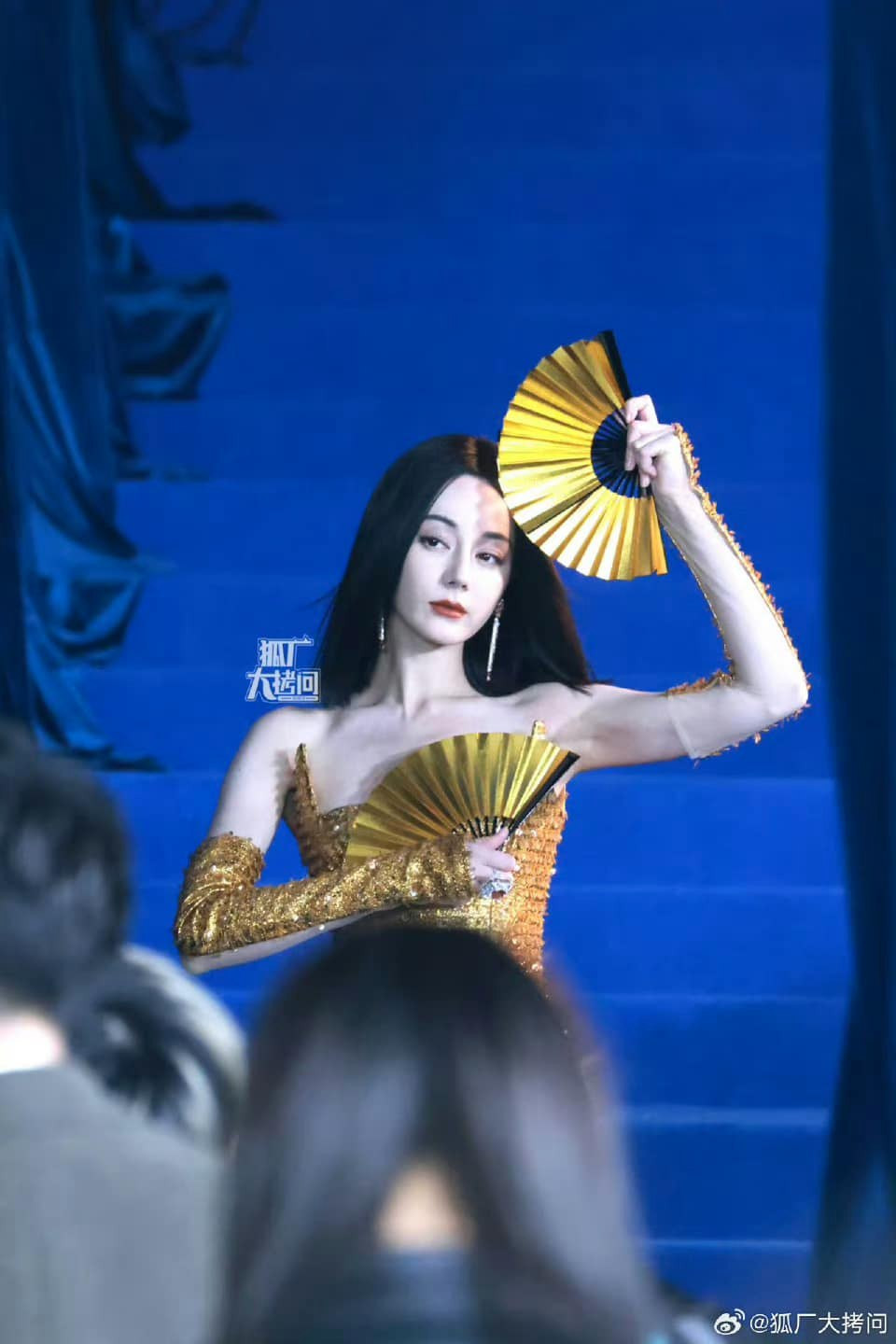 Giữa năm 2022, nữ diễn viên từng quyết định ở ẩn một thời gian. Cô nghỉ ngơi để cân bằng cuộc sống và công việc. Trong thời điểm đó, cô nhận nhiều lời đồn tiêu cực, thậm chí truyền thông Hoa ngữ nghi vấn người đẹp 9X mang thai, sinh con ở nước ngoài.