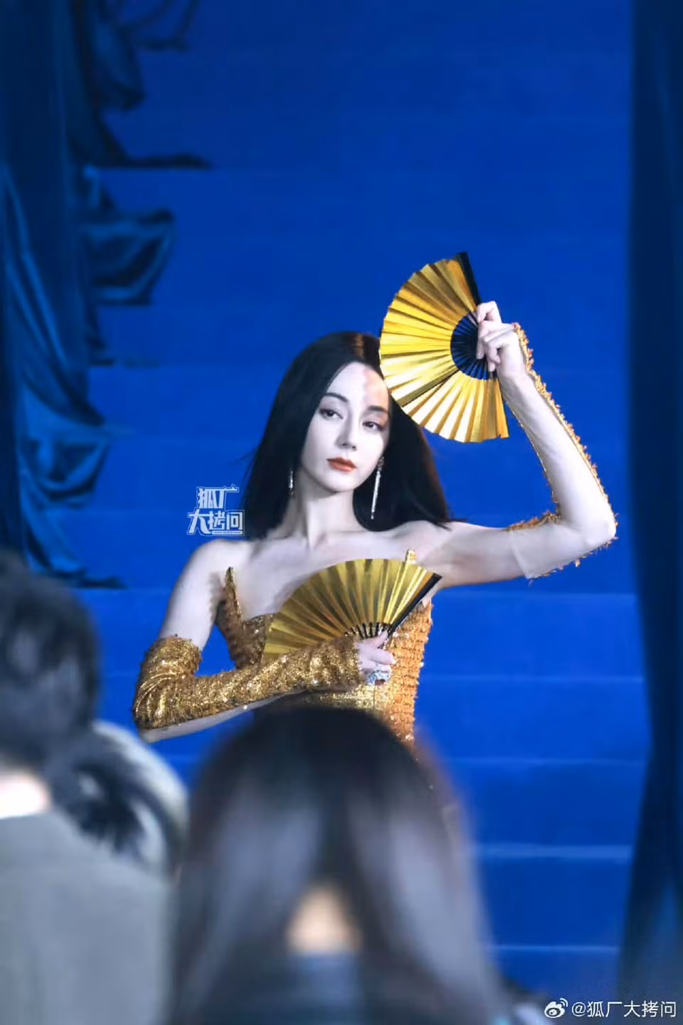 Giữa năm 2022, nữ diễn viên từng quyết định ở ẩn một thời gian. Cô nghỉ ngơi để cân bằng cuộc sống và công việc. Trong thời điểm đó, cô nhận nhiều lời đồn tiêu cực, thậm chí truyền thông Hoa ngữ nghi vấn người đẹp 9X mang thai, sinh con ở nước ngoài.