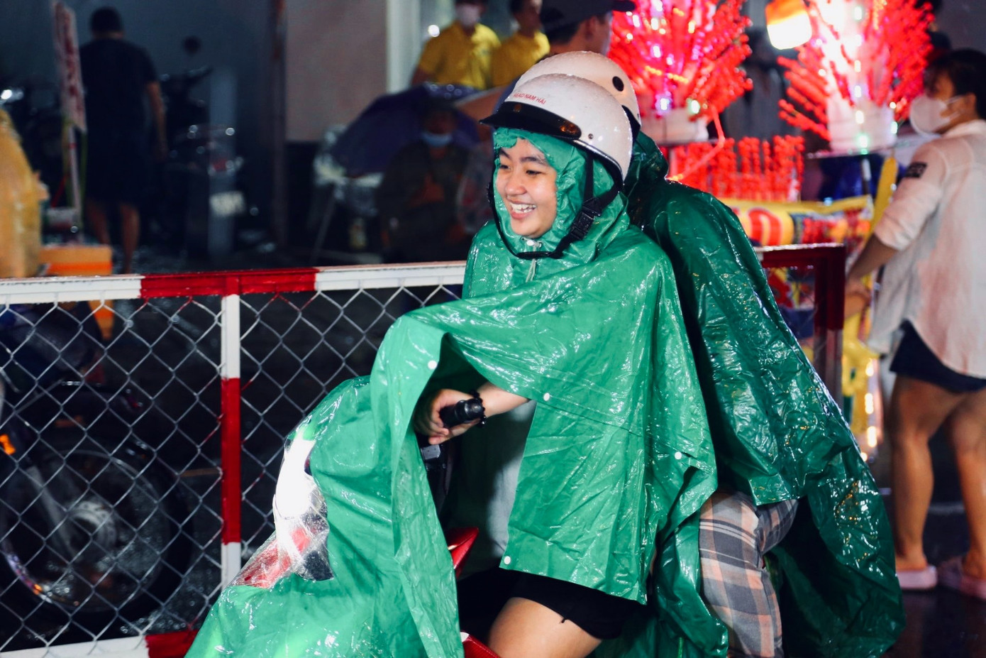 Mặc kệ trời mưa, không khí tại Phố lồng đèn vẫn rất vui vẻ, nhiều bạn còn mặc áo mưa để tiện việc dạo phố.