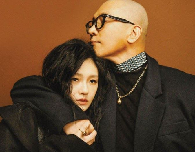 Từ Hy Viên bên cạnh chồng cũ Uông Tiểu Phi (ảnh trái) và người chồng hiện tại DJ Koo.