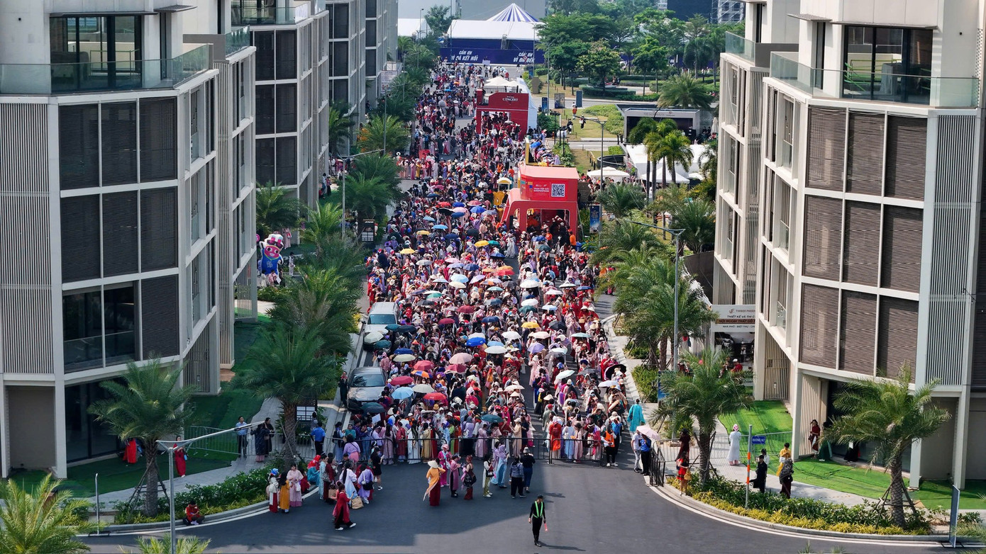 Đoàn người nối dài đi qua cổng check-in thiết lập kỷ lục thế giới.