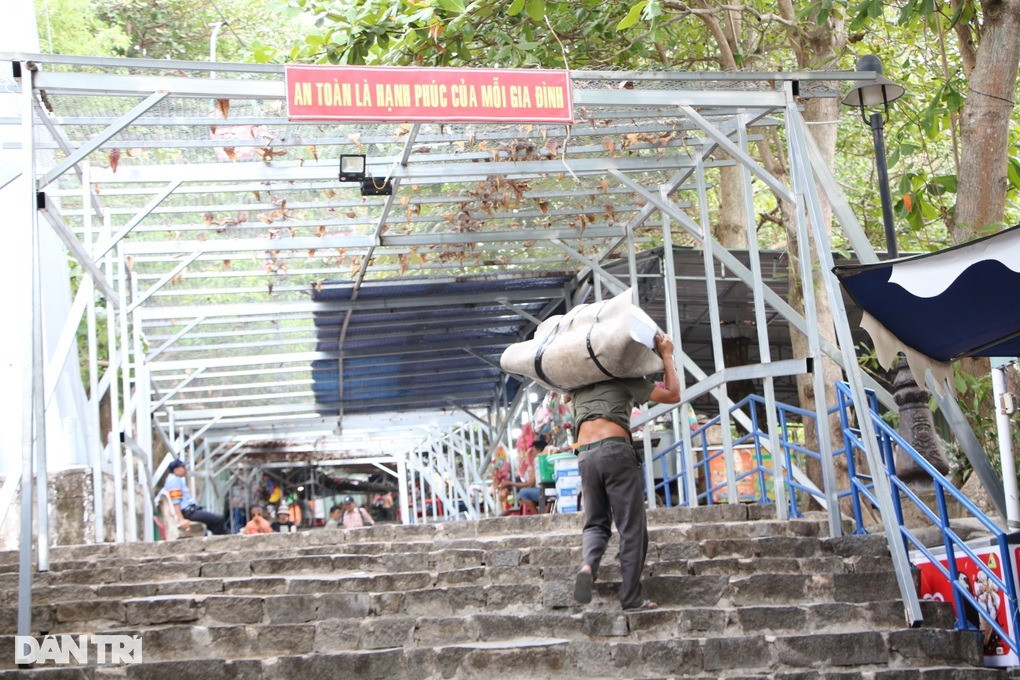 Đường từ chân núi lên chùa Bà có tới 1.580 bậc thang với nhiều đoạn đường dốc đứng, tiềm ẩn nhiều nguy hiểm (Ảnh: Xuân Trường). Đường từ chân núi lên chùa Bà có tới 1.580 bậc thang với nhiều đoạn đường dốc đứng, tiềm ẩn nhiều nguy hiểm (Ảnh: Xuân Trường).