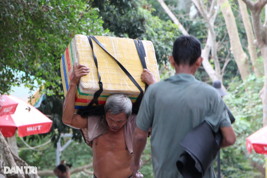 Giữa trời nắng gay gắt như đổ lửa, những người phu khuân vác ướt đẫm mồ hôi vẫn luôn cắm cúi bước từng bước thật chậm vác hàng lên đỉnh núi (Ảnh: Xuân Trường). Giữa trời nắng gay gắt như đổ lửa, những người phu khuân vác ướt đẫm mồ hôi vẫn luôn cắm cúi bước từng bước thật chậm vác hàng lên đỉnh núi (Ảnh: Xuân Trường).