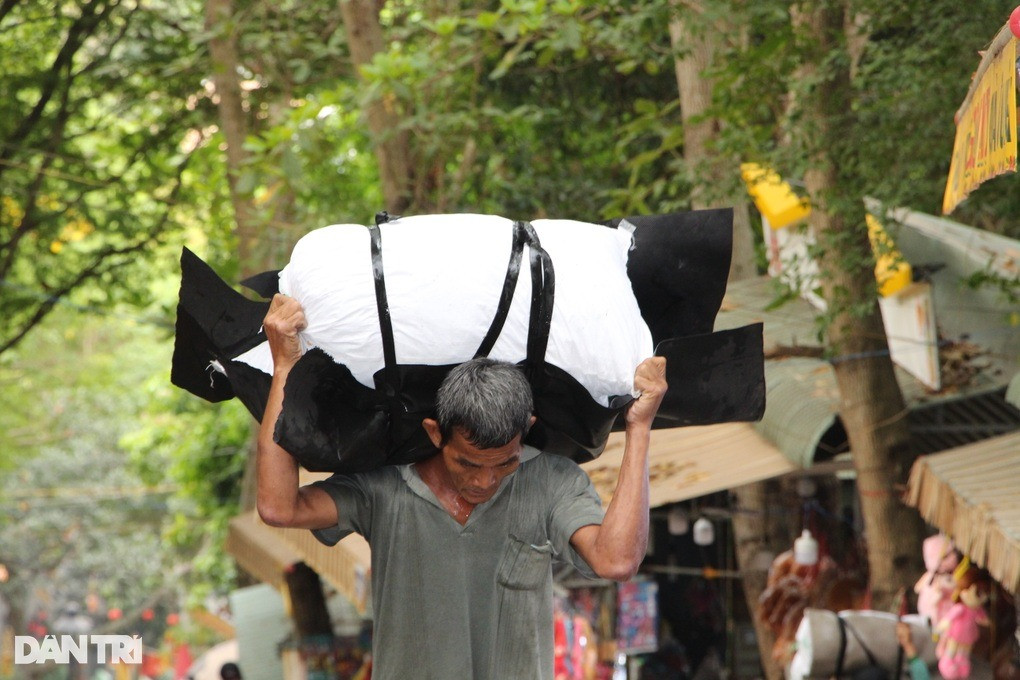 Những người khuôn vác ở núi Bà Đen hầu hết đều đã lớn tuổi. Hò còng lưng gánh hàng để mưu sinh mỗi ngày (Ảnh: Xuân Trường). Những người khuôn vác ở núi Bà Đen hầu hết đều đã lớn tuổi. Hò còng lưng gánh hàng để mưu sinh mỗi ngày (Ảnh: Xuân Trường).