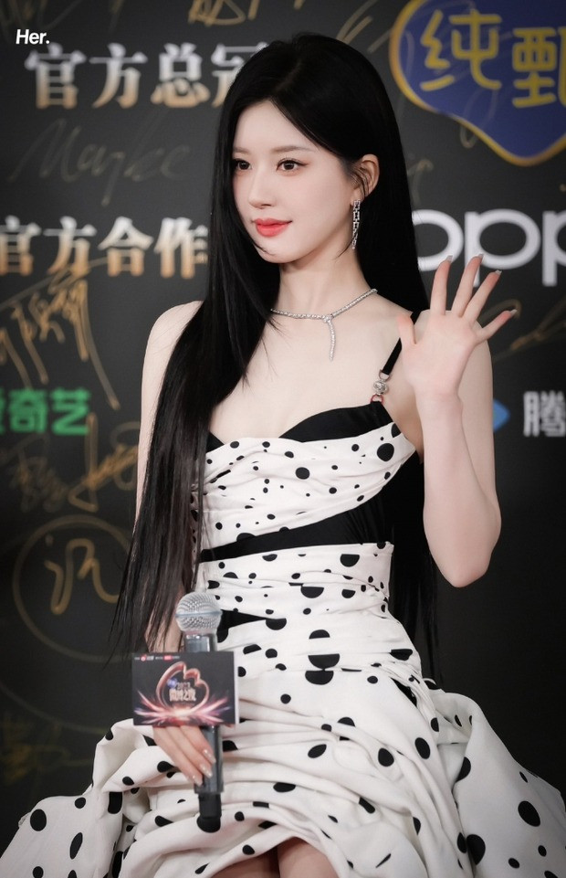 Đêm hội Weibo diễn ra tối 13/1, quy tụ những nghệ sĩ hàng đầu giới showbiz Hoa ngữ. Bất chấp thời tiết 0 độ C ở Bắc Kinh, Trung Quốc, nhiều diễn viên vẫn chọn diện đầm hở vai, kiểu dáng cầu kỳ khoe sắc vóc. Đêm hội Weibo diễn ra tối 13/1, quy tụ những nghệ sĩ hàng đầu giới showbiz Hoa ngữ. Bất chấp thời tiết 0 độ C ở Bắc Kinh, Trung Quốc, nhiều diễn viên vẫn chọn diện đầm hở vai, kiểu dáng cầu kỳ khoe sắc vóc.