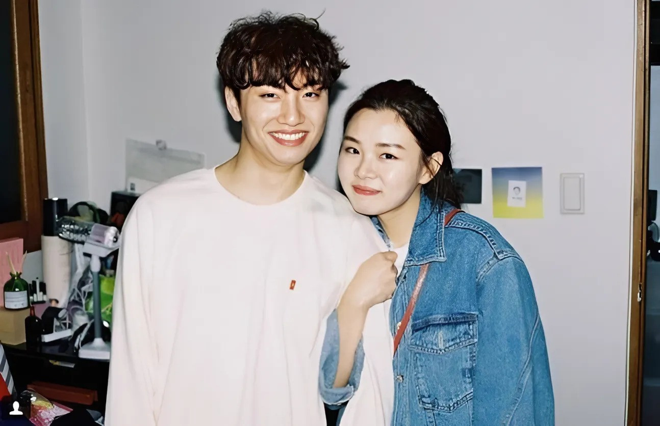 Ca sĩ Yoon Ddan Ddan (trái) và vợ cũ Eun Jong.